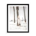 Plakat w ramie 50x70 - Plażowy Relaks - deska surfingowa, oparta o palmę - rama czarna