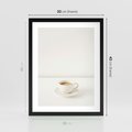 Plakat w ramie 30x40 - Kawa w Prostocie - kawa w filizance, białe tłó - rama czarna