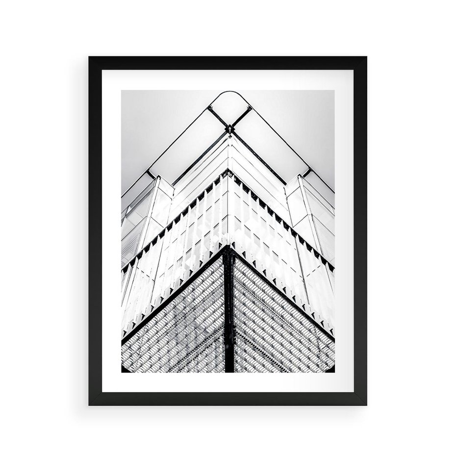 Plakat w ramie 40x50 - Elegancja Współczesnej Architektury: Wieżowiec w Monochromii - nowoczesna architektura, czarno biała fotografia - rama czarna