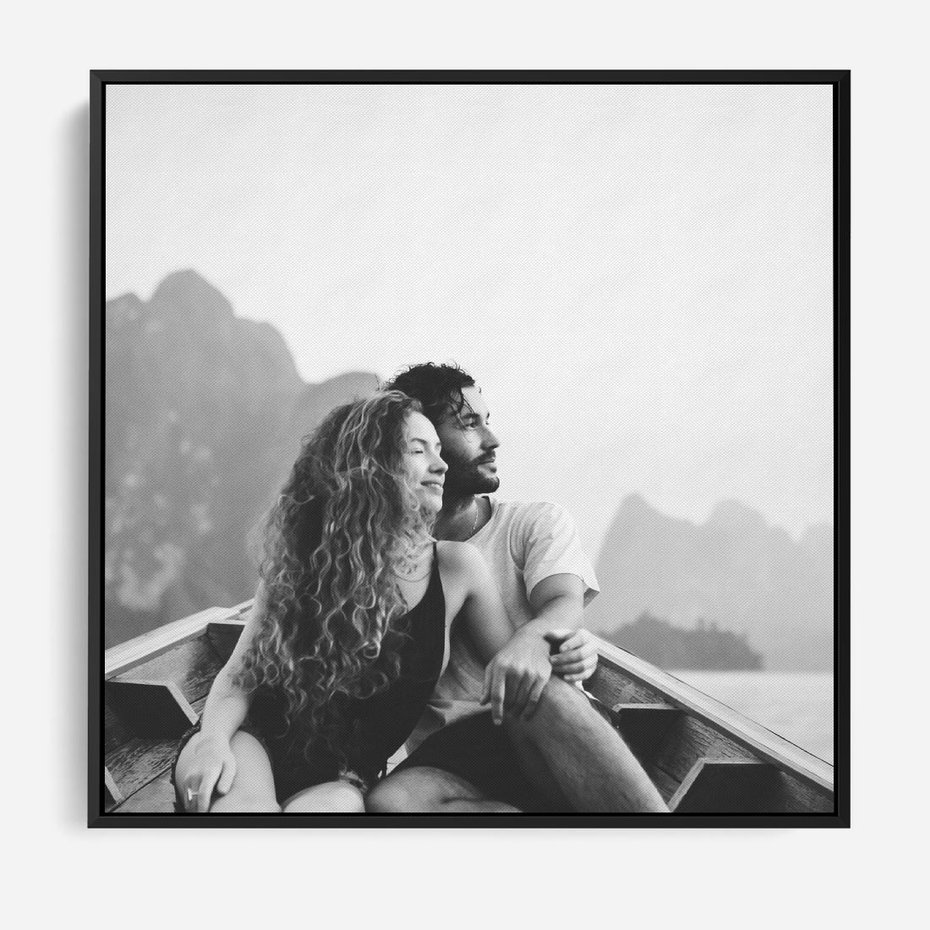 Obraz w ramie 50x50 - Księga mglistych marzeń - czarno biała fotografia, para zakochanych w łodzi - rama czarna