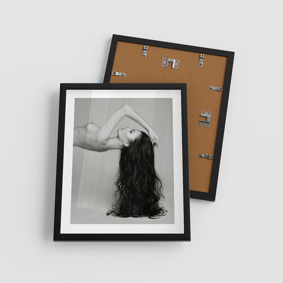 Plakat w ramie 40x50 - Piękno włosów kobiety w ruchu - włosy, piękno - rama czarna
