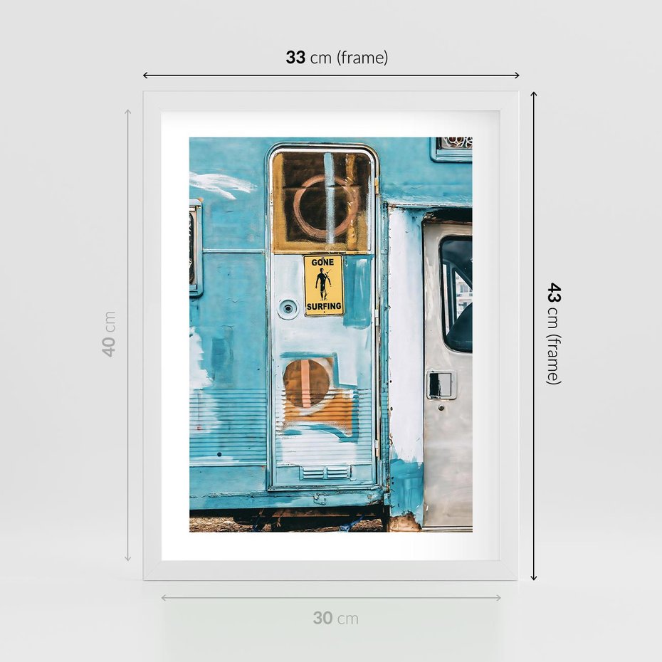Plakat w ramie 30x40 - Nostalgiczna Podróż - stara przyczepa kempingowa, niebieskie kolory - rama biała