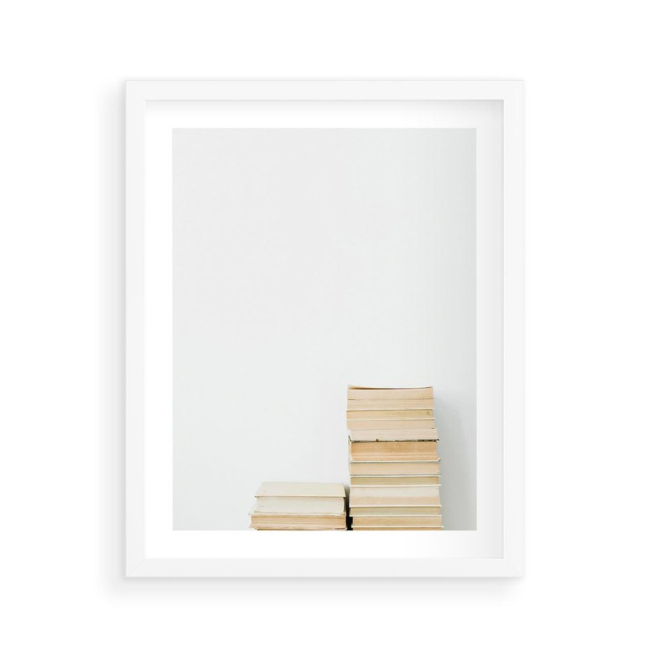 Plakat w ramie 40x50 - Stos Zakurzonych Opowieści - stos książek, ksiązki na stosie - rama biała