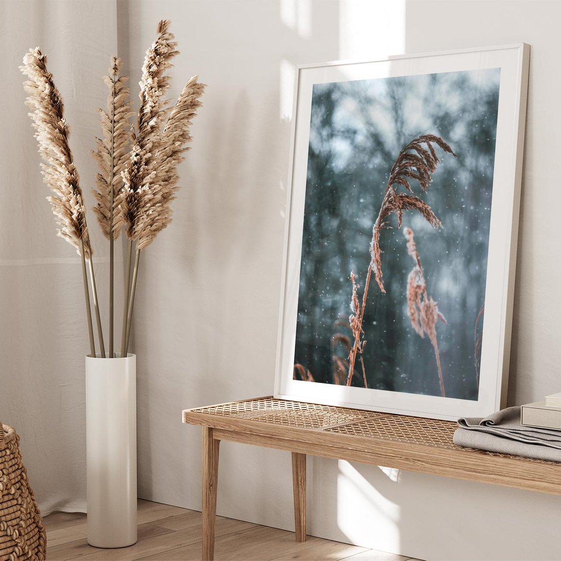 Plakat w ramie 30x40 - Zima na Łonie Natury - sucha wysoka trawa, w zimie - rama biała