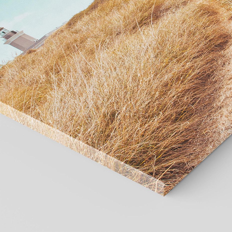 Obraz na płótnie 30x30 - Tajemnicza Ścieżka - latarnia morska w oddali, suche trawy