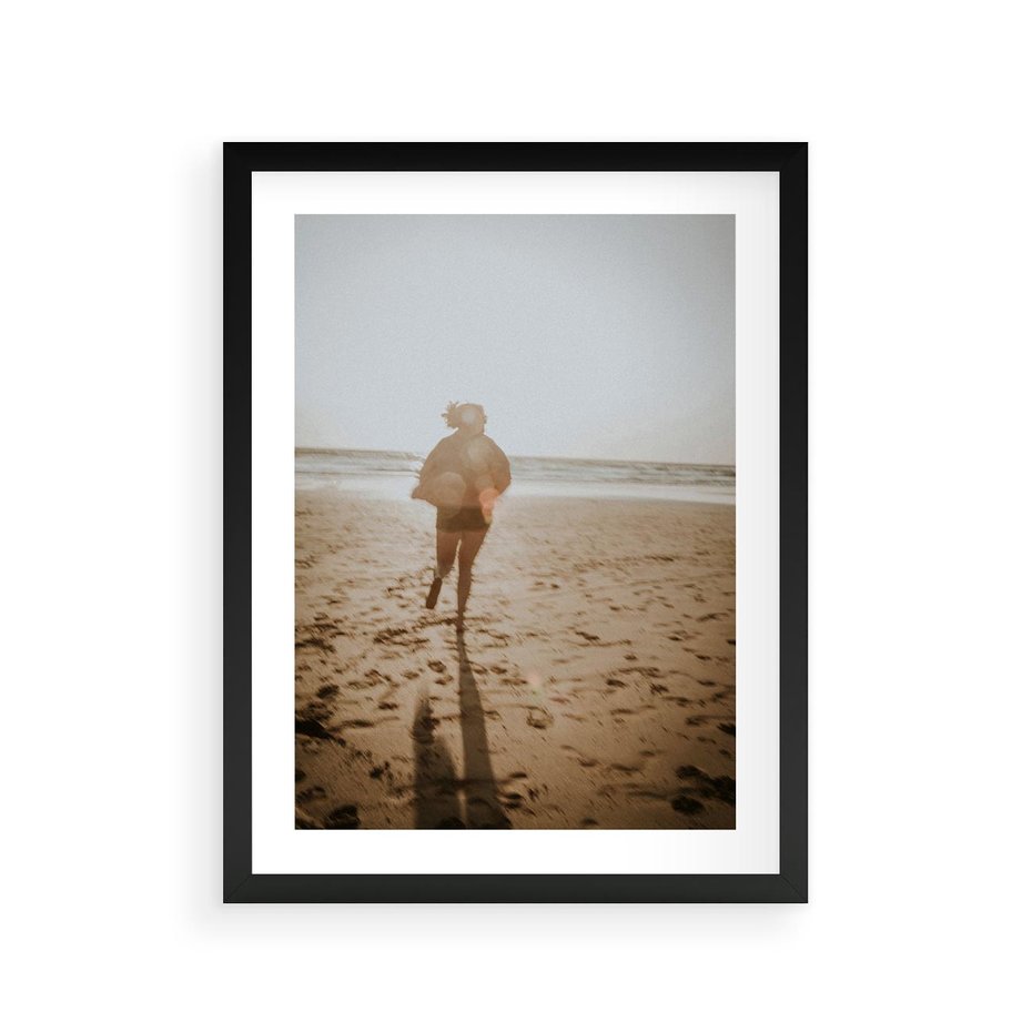 Plakat w ramie 30x40 - O Zachodzie Słońca - klimatyczna fotografia, postać biegnie po plaży - rama czarna