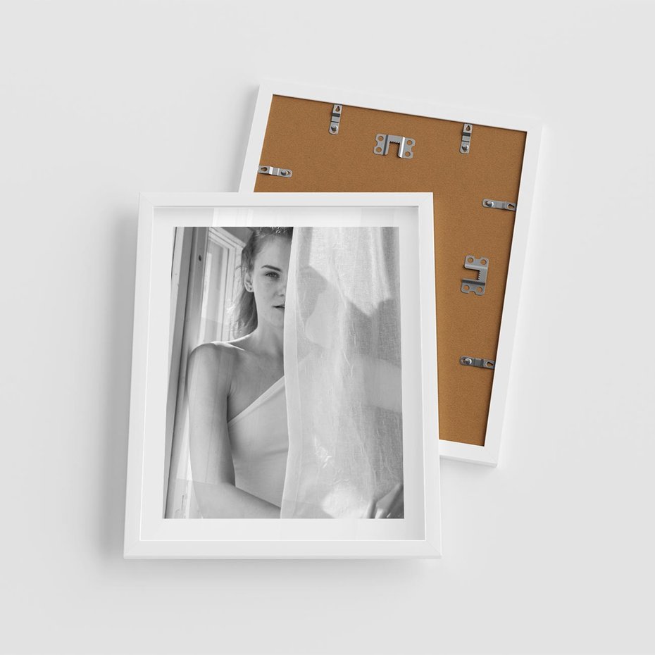 Plakat w ramie 40x50 - Za Firanką - czarno białe zdjecie, piękny portret eterycznej kobiety - rama biała