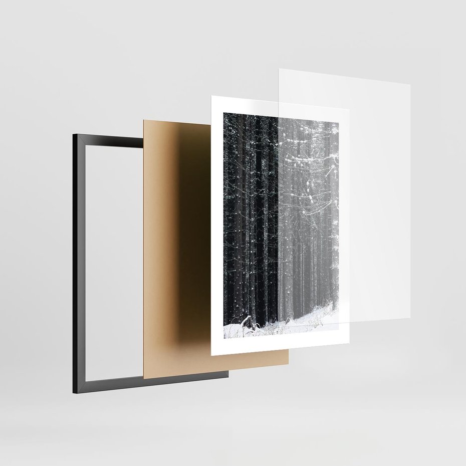 Plakat w ramie 30x40 - Leśna Cisza: Malowniczy Pejzaż Zimą - las zimą, ośnieżone pnie drzew - rama czarna