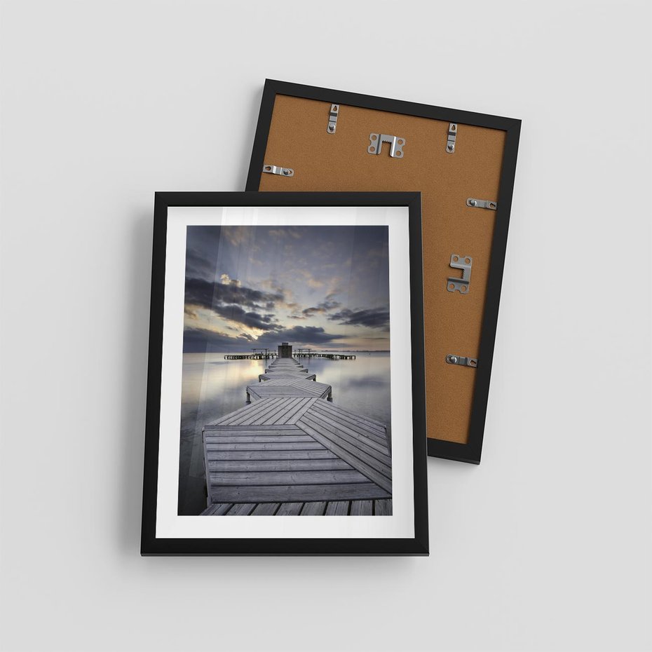 Plakat w ramie 30x40 - Spokój nad Jeziorem - pomost, jezioro - rama czarna