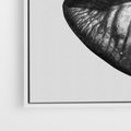 Obraz w ramie 120x80 - Srebrna Moc Wyrazu - srebrne usta, zbliżenie - rama biała