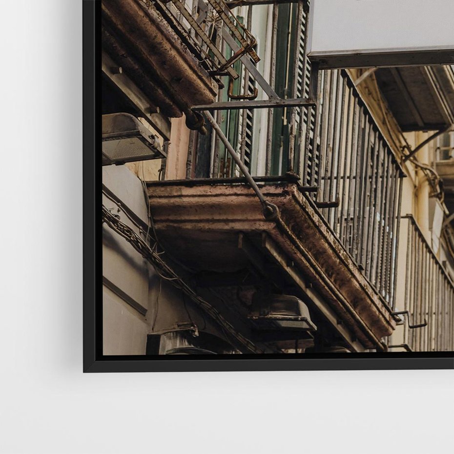 Obraz w ramie 50x50 - Magiczne Spacery - hotel, uliczka - rama czarna