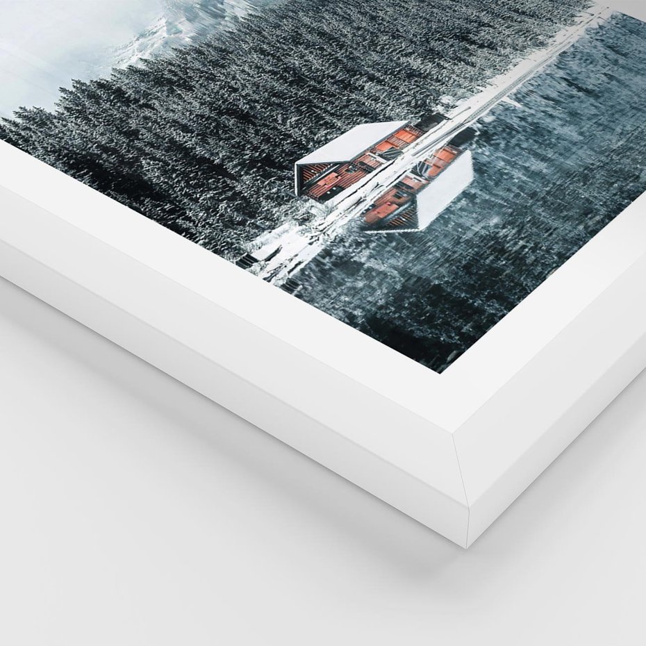 Plakat w ramie 40x50 - Biały Domek - domek w górach, zima - rama biała