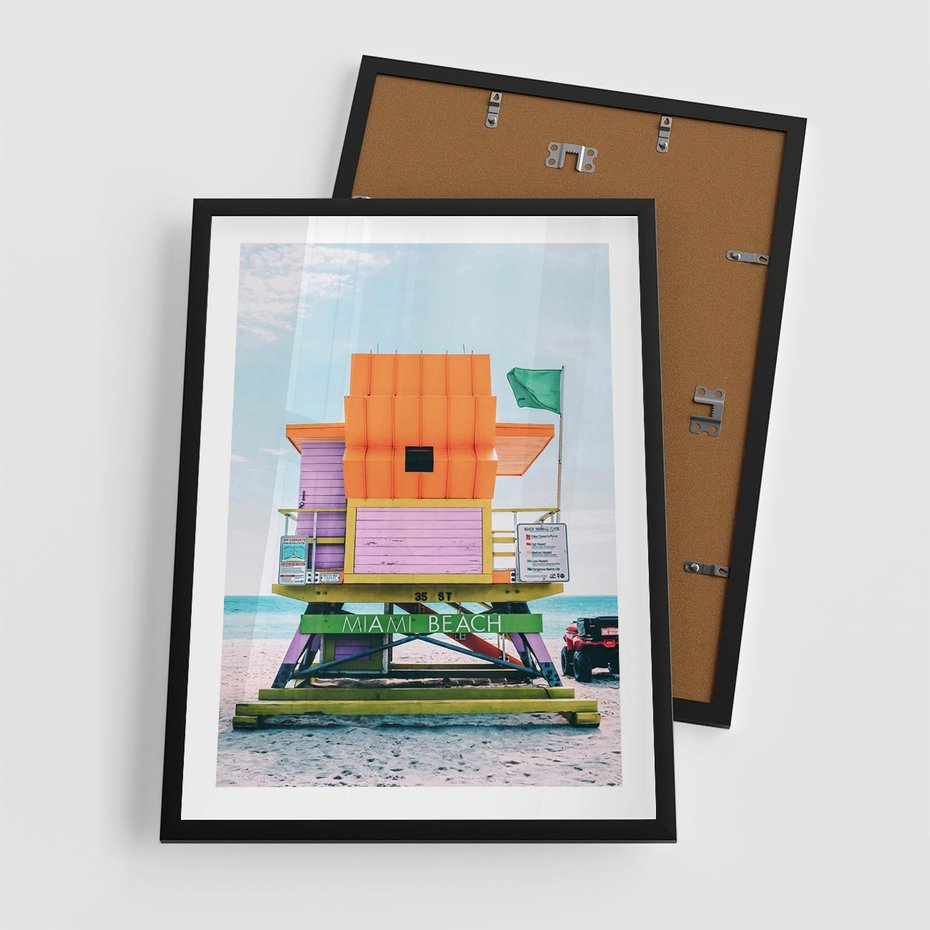 Plakat w ramie 50x70 - Plaża Miami w Słoneczny Dzień - domek ratownika, kolorowy - rama czarna