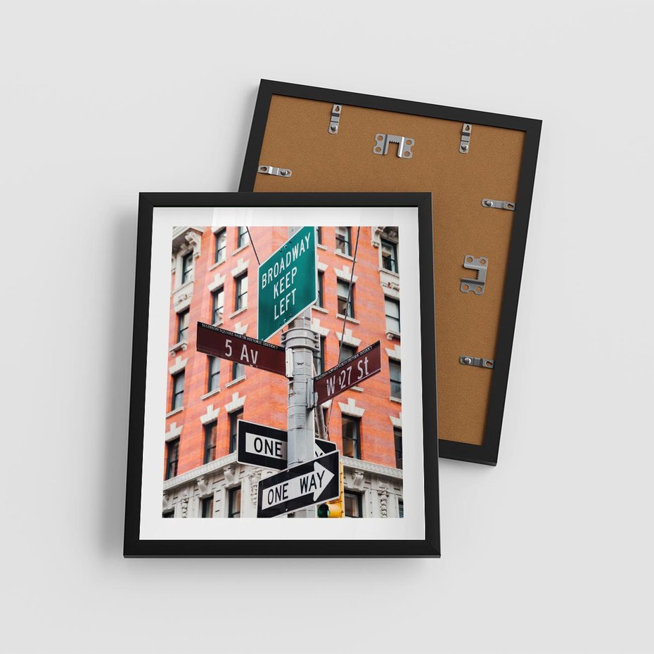 Plakat w ramie 40x50 - Namiastka wielkiego miasta - Nowy Jork, drogowskaz - rama czarna