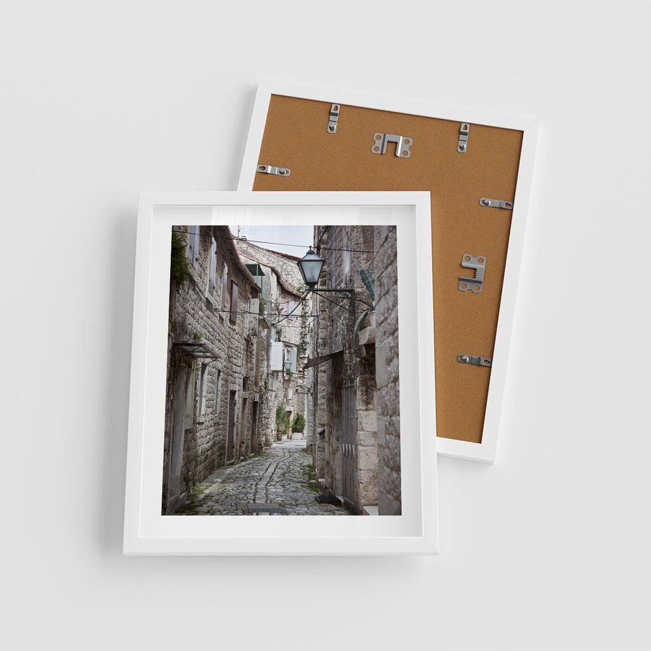 Plakat w ramie 40x50 - Malownicza uliczka we Włoszech - uliczka, Włoch - rama biała