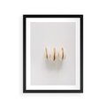 Plakat w ramie 30x40 - Delikatność w Bieli - białe ciateczka. makaroniki, minimalistyczne zdjęcie - rama czarna