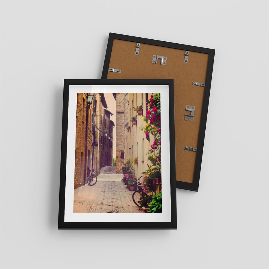 Plakat w ramie 30x40 - Rowerowa przygoda w uliczkach pełnych perspektywy - uliczka, perspektywa - rama czarna