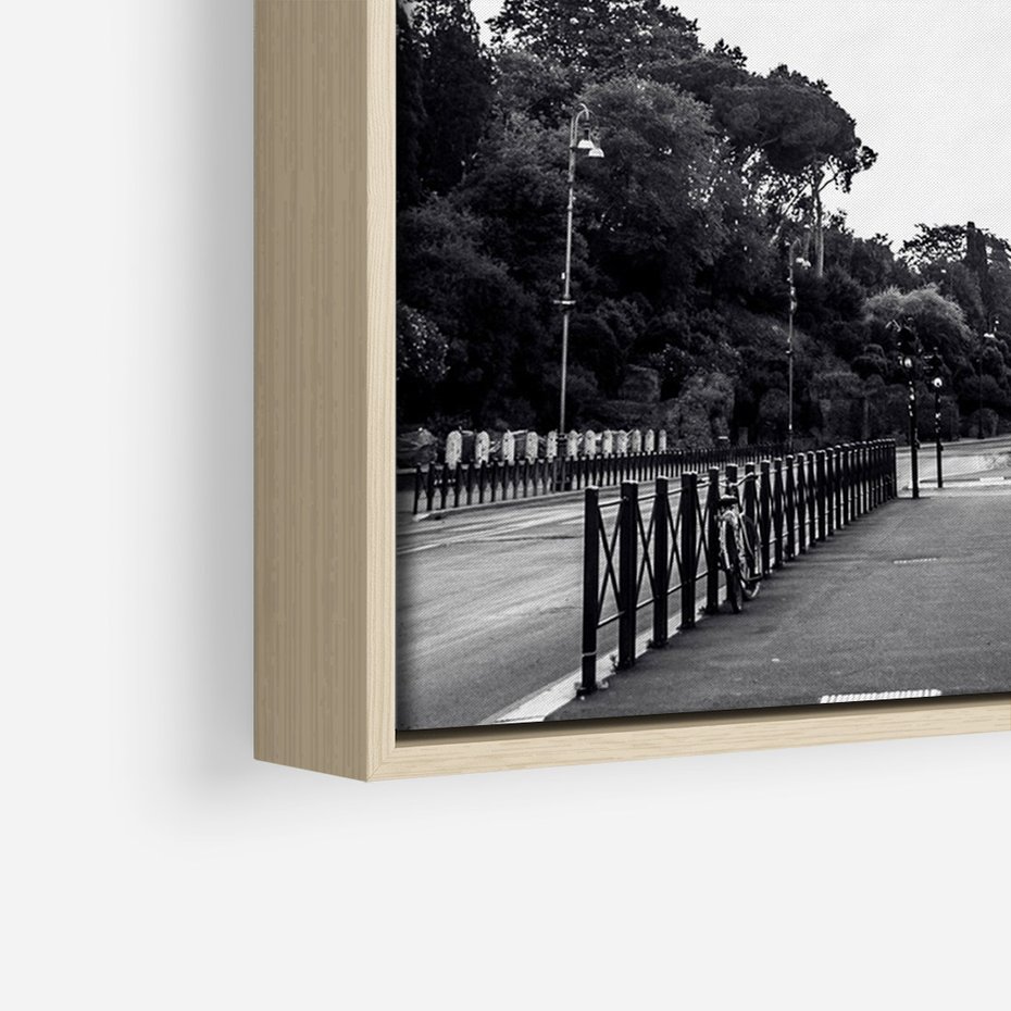 Obraz w ramie 80x120 - Echa Historii - czarno biała fotografia, koloseum - rama drewno