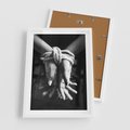 Plakat w ramie 50x70 - Splątane Uczucia - czarno biała fotografia, artystyczna - rama biała