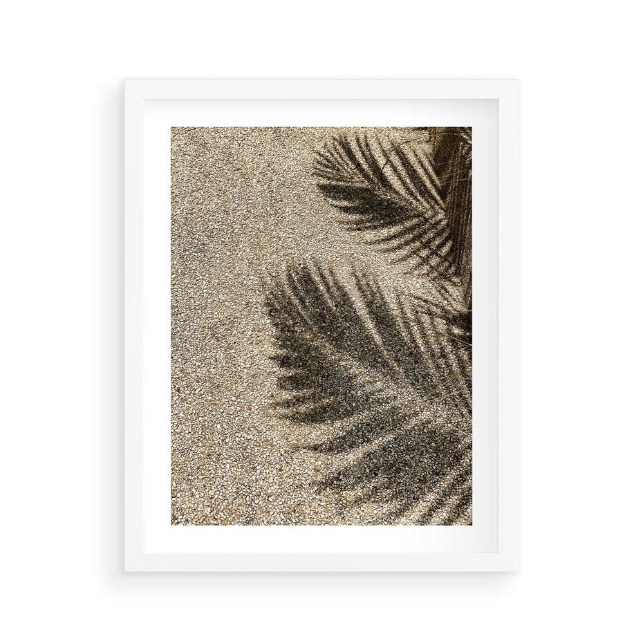 Plakat w ramie 40x50 - Plażowa Idylla - palma, cień na piasku - rama biała