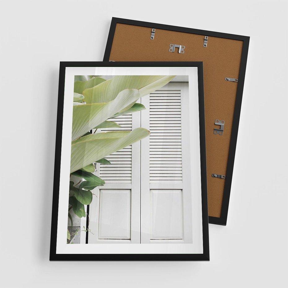Plakat w ramie 50x70 - Tropikalne Okno - białe okiennice, zielona tropikalna roślina - rama czarna