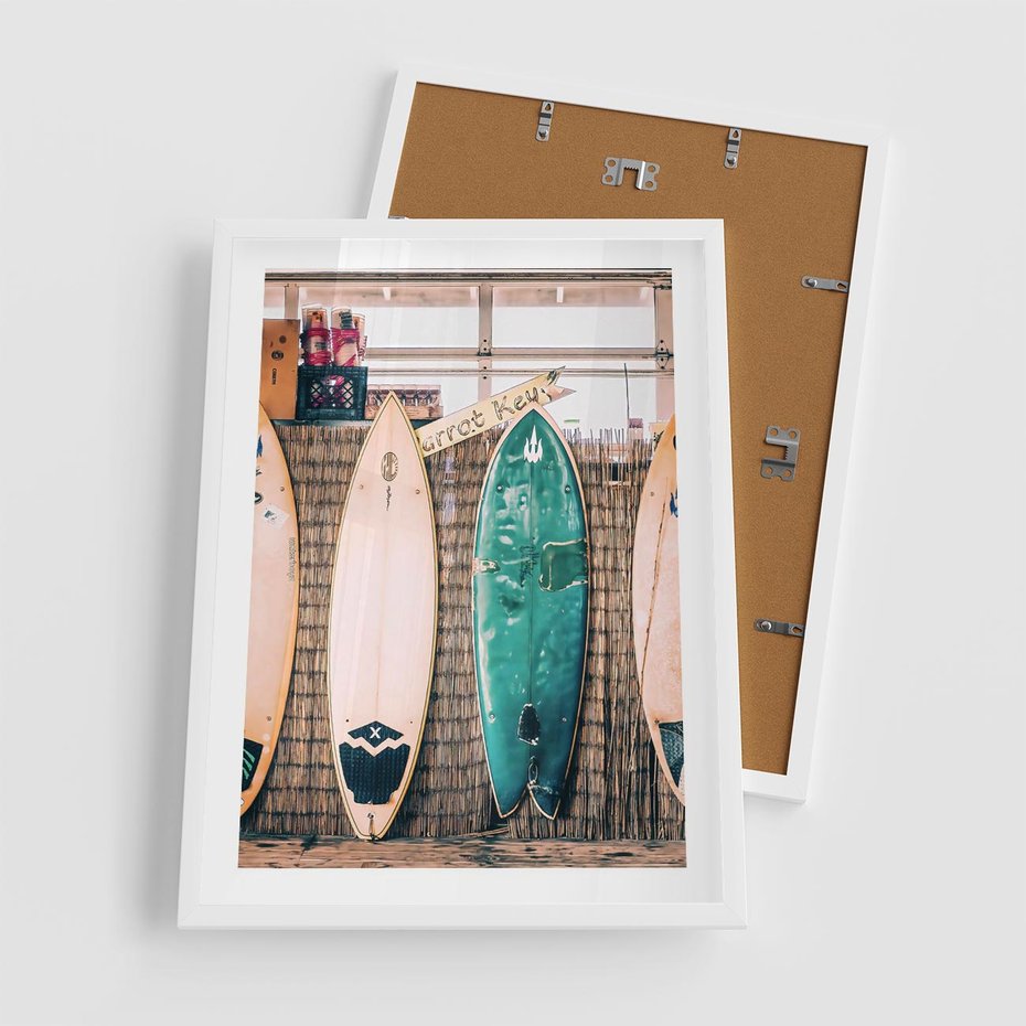 Plakat w ramie 50x70 - Deski Surfingowe w Pionie - deski surfingowe, ustawione pionowo - rama biała
