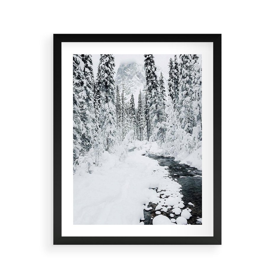 Plakat w ramie 40x50 - Spokój Zimowego Lasu w Górach - zima w lesie, w górach - rama czarna