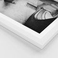 Plakat w ramie 30x40 - Po Schodach w Dół - czarno białą fotgrafia, zakręcone schody w starek kamienicy - rama biała