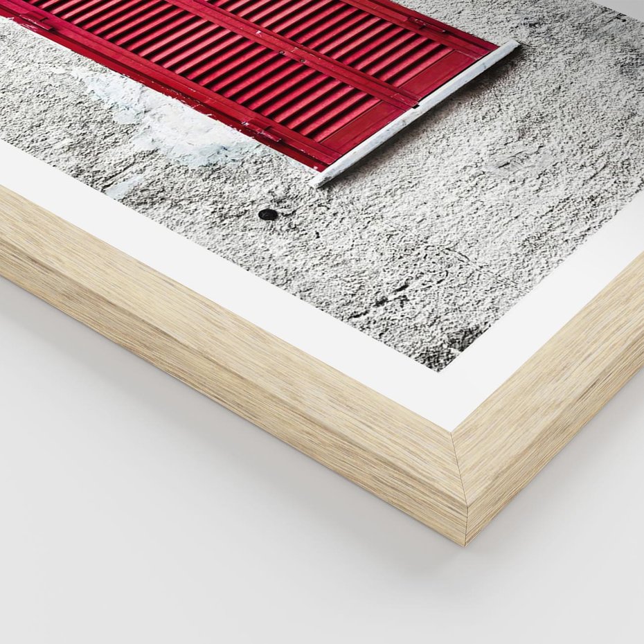 Plakat w ramie 50x70 - Okno z Czerwonymi Okiennicami - stare okno, kamienica - rama drewno