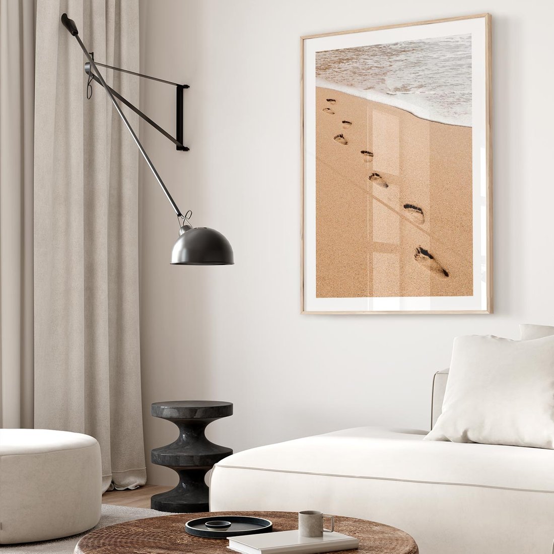 Plakat w ramie 50x70 - Ślady Stóp na Plaży: Spacer nad Morzem - plaża, ślady stóp na piasku - rama drewno