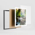 Plakat w ramie 40x50 - Idylliczny strumyk w urokliwym lesie - strumyk, las - rama czarna