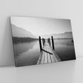 Obraz na płótnie 100x70 - Spokojna Przystań - czarno biała fotografia, drewniany pomost na jeziorze