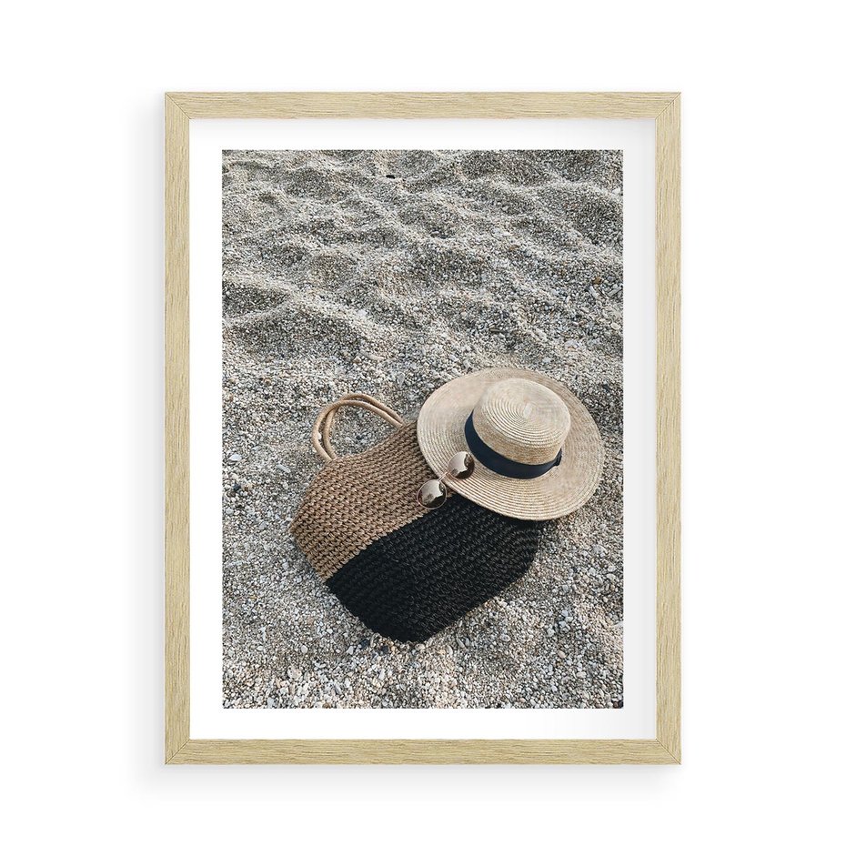 Plakat w ramie 50x70 - Plażowe Przygotowania - torba plażowa, kapelusz - rama drewno