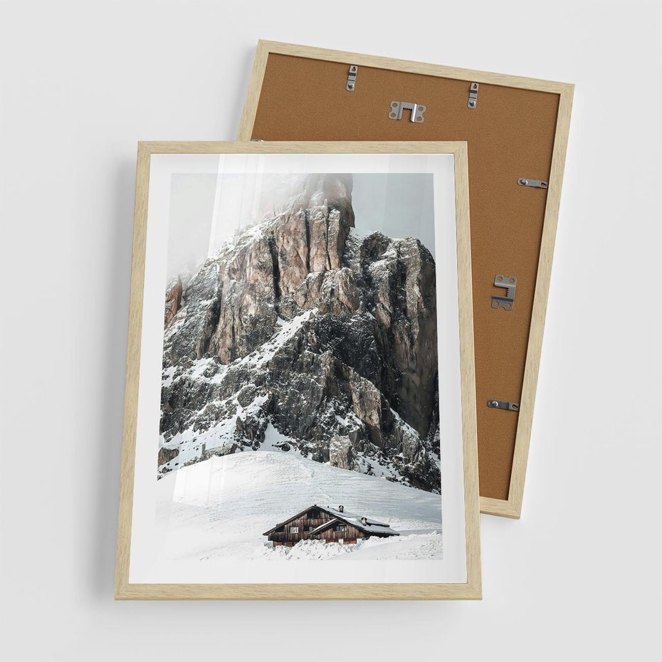 Plakat w ramie 50x70 - Górski Raj z Chatką - górskie szczyty, ośnieżone góry - rama drewno