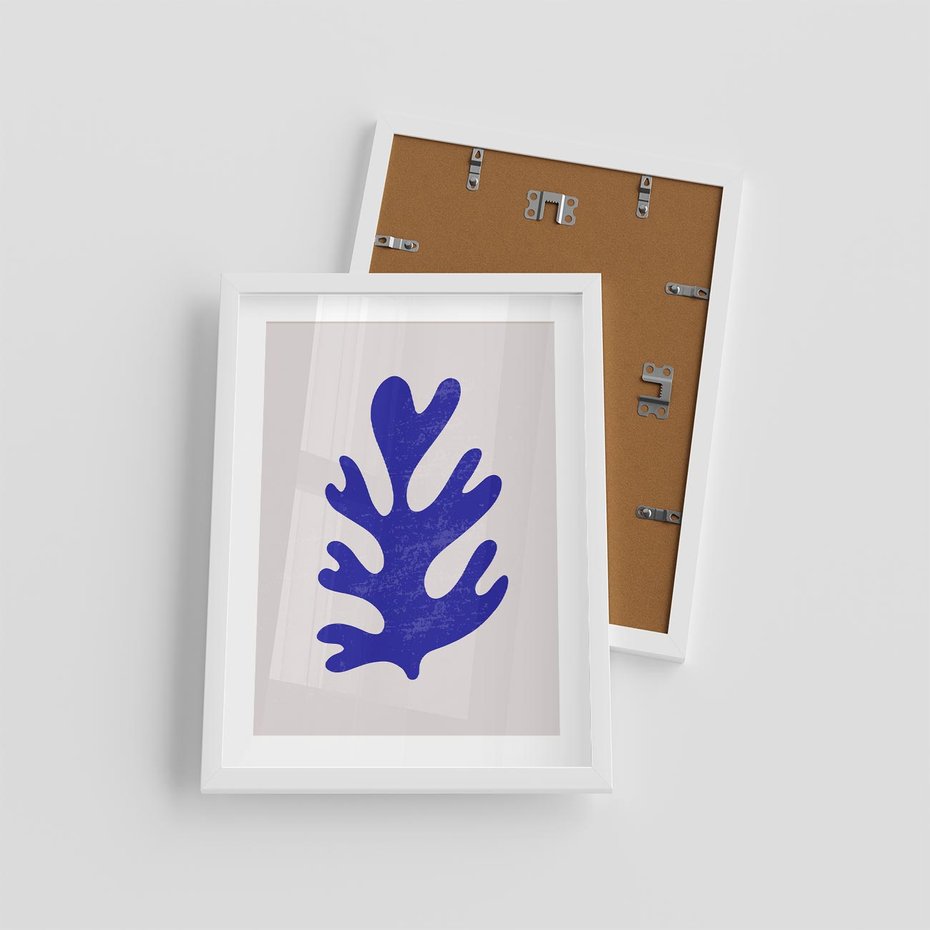 Plakat w ramie 30x40 - Przenikająca Struktura - boho plakat, niebieski liść w intensywnym kolorze - rama biała