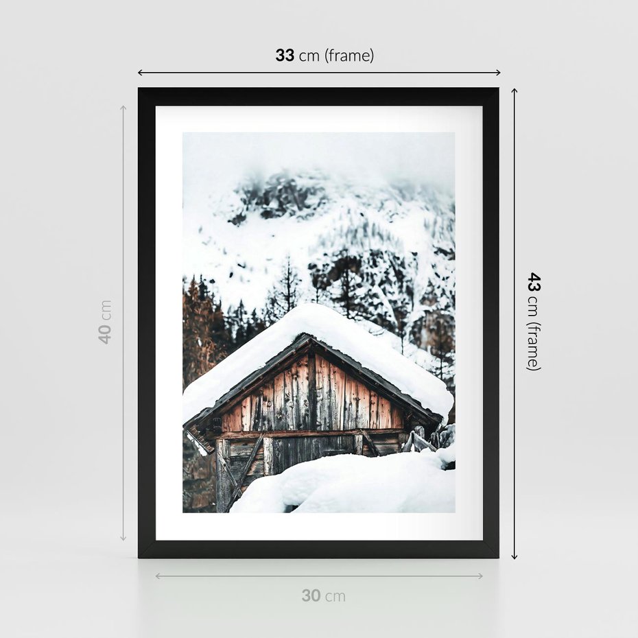 Plakat w ramie 30x40 - Domek w Górach w Białym Odcieniu - zima, domek w górach - rama czarna