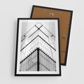 Plakat w ramie 50x70 - Elegancja Współczesnej Architektury: Wieżowiec w Monochromii - nowoczesna architektura, czarno biała fotografia - rama czarna