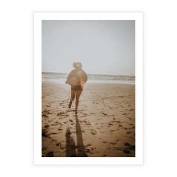 Plakat bez ramy 21x30 - O Zachodzie Słońca - klimatyczna fotografia, postać biegnie po plaży