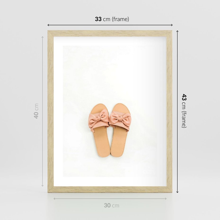 Plakat w ramie 30x40 - Minimalistyczna Moda: Klapki na Białym Tle - klapki, minimalizm - rama drewno