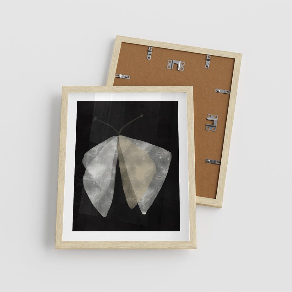 Plakat w ramie 40x50 - Obce Powidoki - abstrakcyjna ćma, mroczna atmosfera - rama drewno