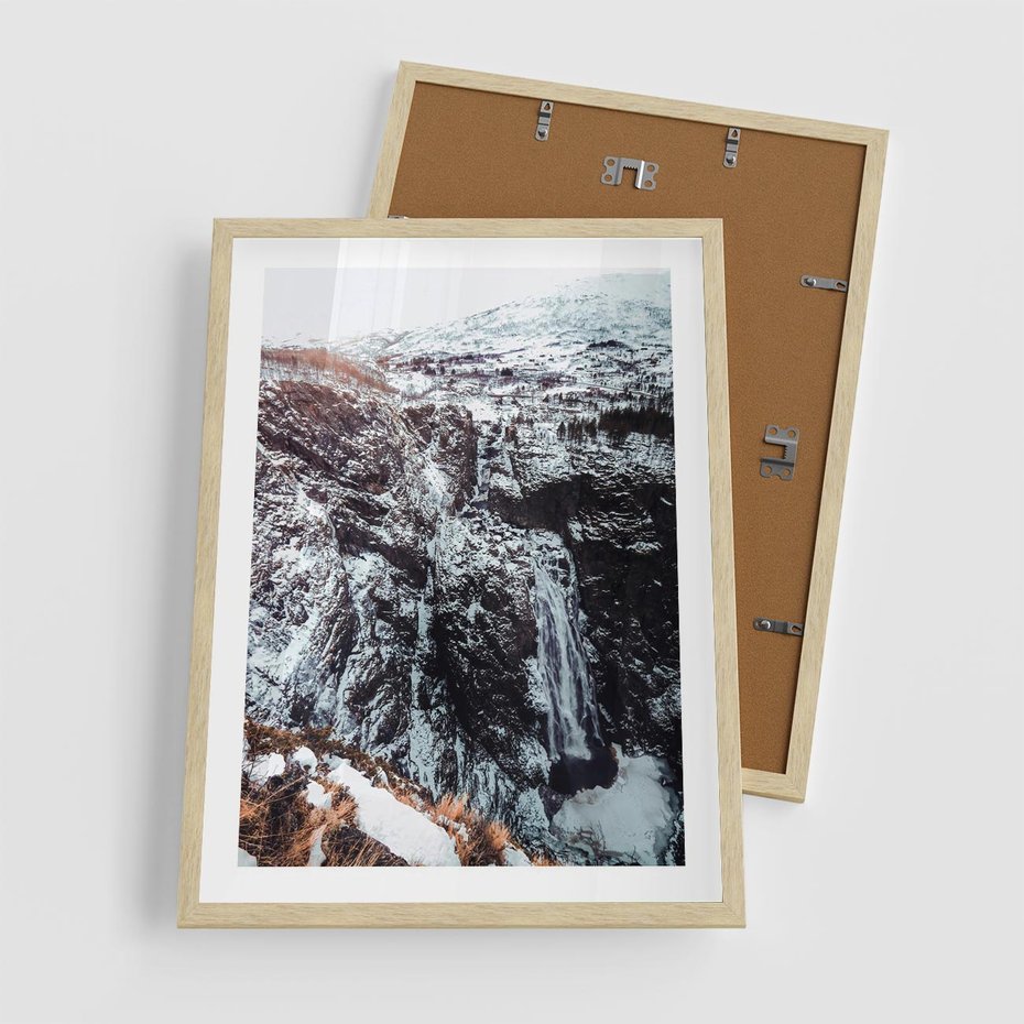 Plakat w ramie 50x70 - Góry w Białym Uroku: Zimowa Sceneria - górski krajobraz, zima - rama drewno