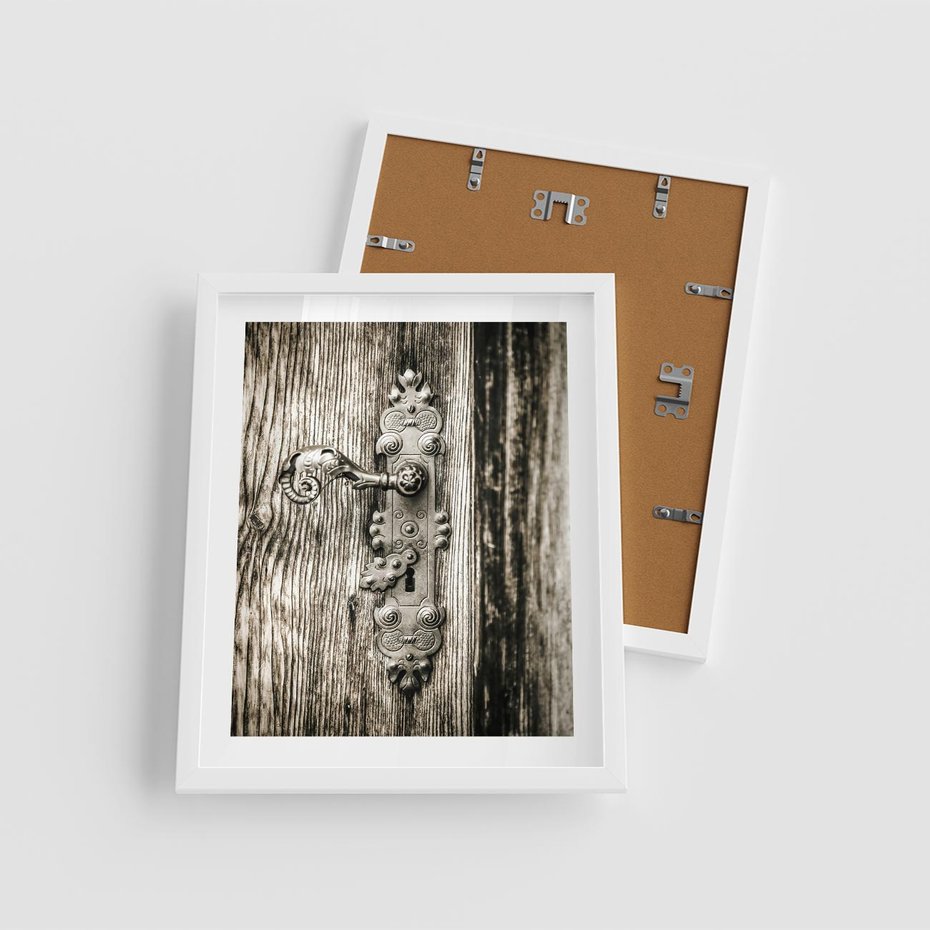 Plakat w ramie 40x50 - Stare Drzwi z Ozdobną Klamką - stare drzwi, klamka - rama biała