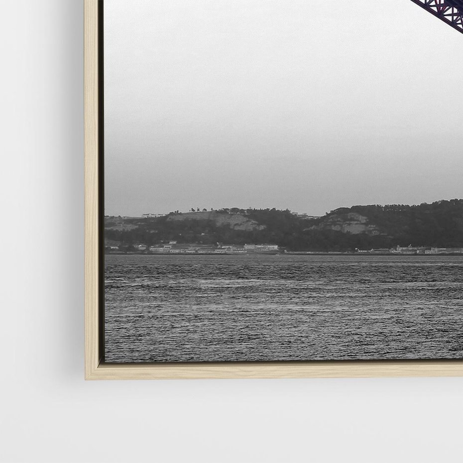 Obraz w ramie 50x50 - Majestatyczny Most - czarno biała fotografia, czerwony stalowy most nad rzeką - rama drewno