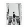 Plakat bez ramy 40x50 - Poranki w Paryżu - czarno białe zdjęcie, kobieta w prześcieradle na balkonie