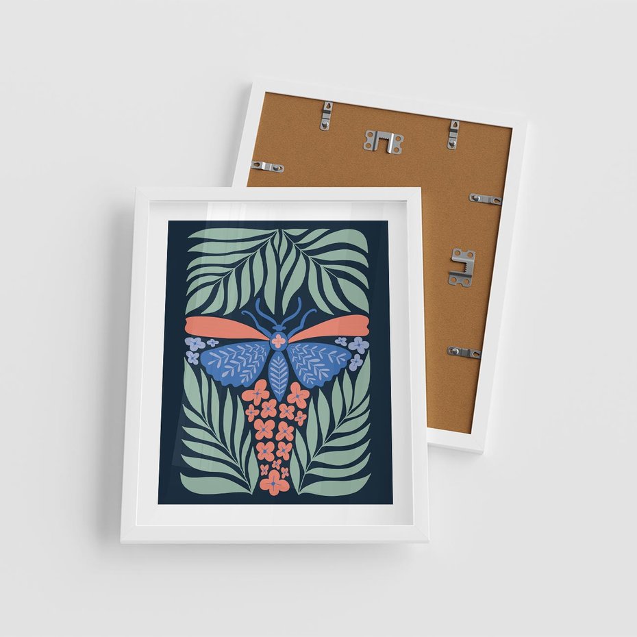 Plakat w ramie 40x50 - Granatowa Noc - granatowe tło, abstrajcyjna ćma - rama biała