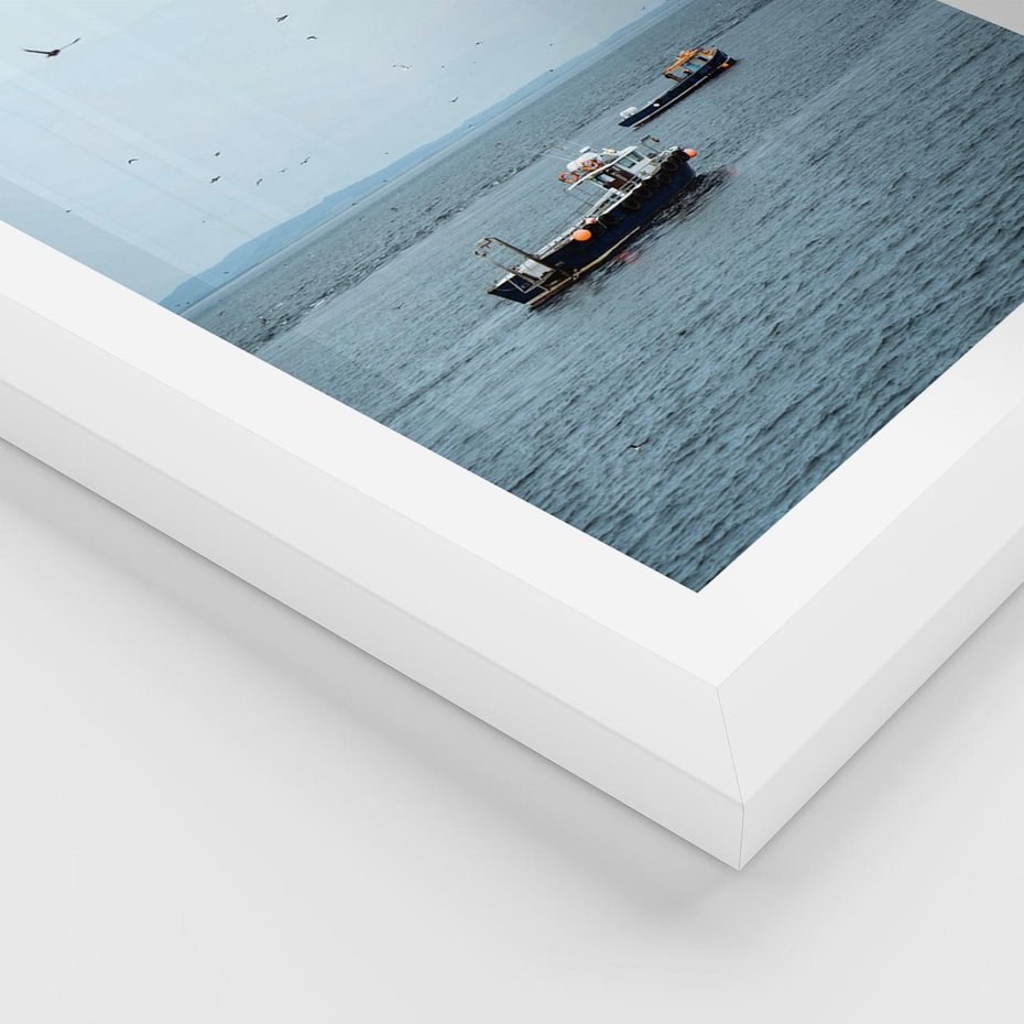 Plakat w ramie 50x70 - Rybacki Urok - morze, kutry rybackie - rama biała