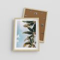 Plakat w ramie 30x40 - Pod Błękitnym Niebem - palmy, ujęcie z dołu - rama drewno