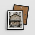 Plakat w ramie 40x50 - Stary Drewniany Dom w Śniegu - stary drewniany dom, zima - rama czarna