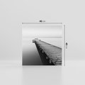 Obraz na płótnie 40x40 - Mglista Perspektywa - czarno biała fotografia, drewniany pomost na jeziorze