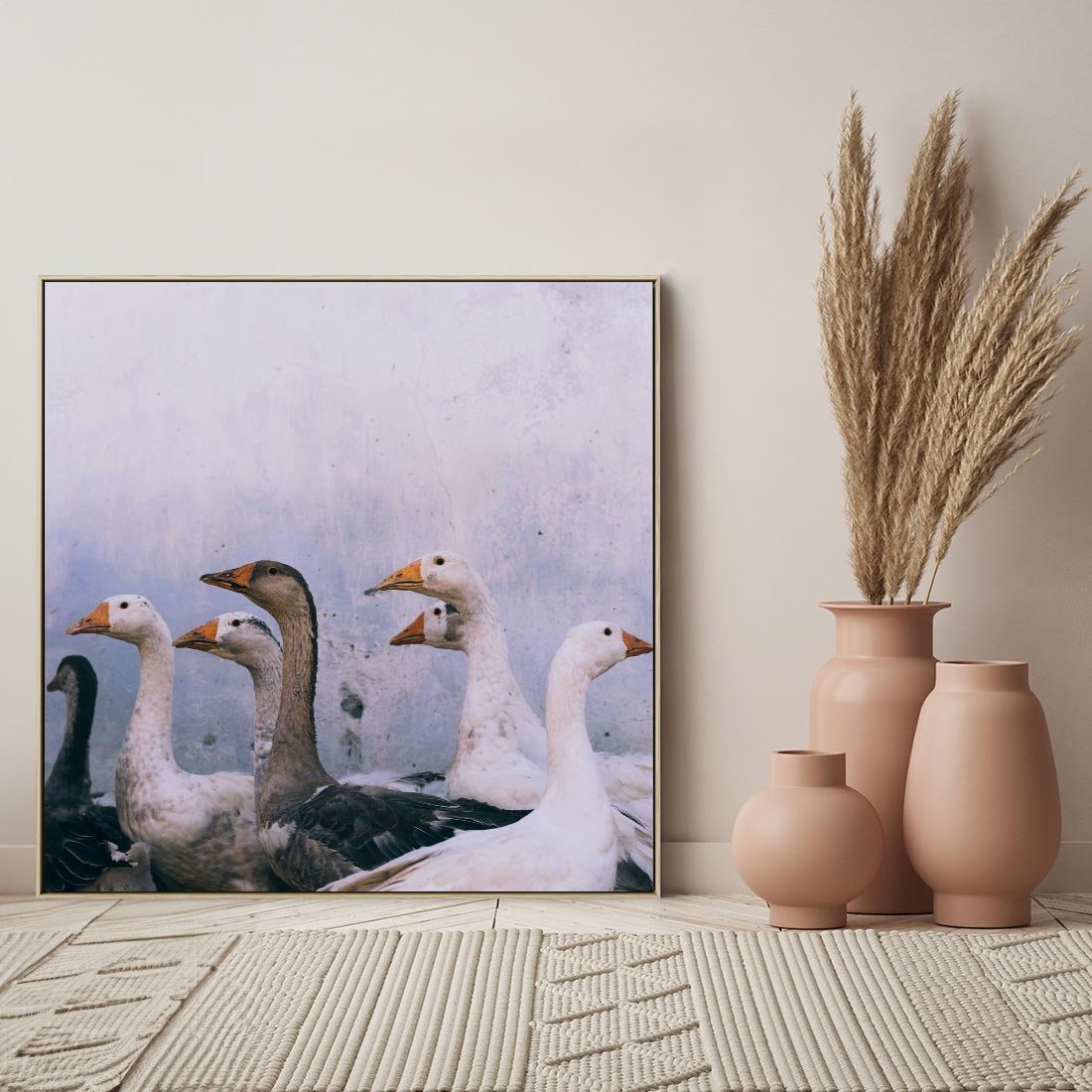 Obraz w ramie 80x80 - Spotkanie Wśród Piór - uchwycony moment, fotografia - rama drewno